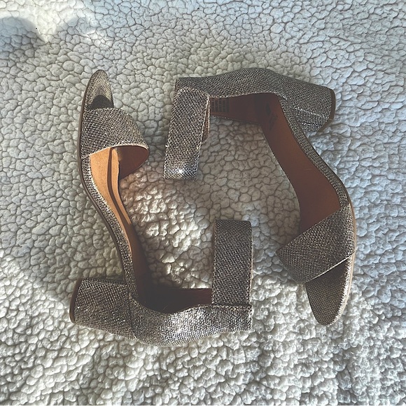 White Mountain size 6.5 sandals. Gold with a bit of silver. - Picture 3 of 9